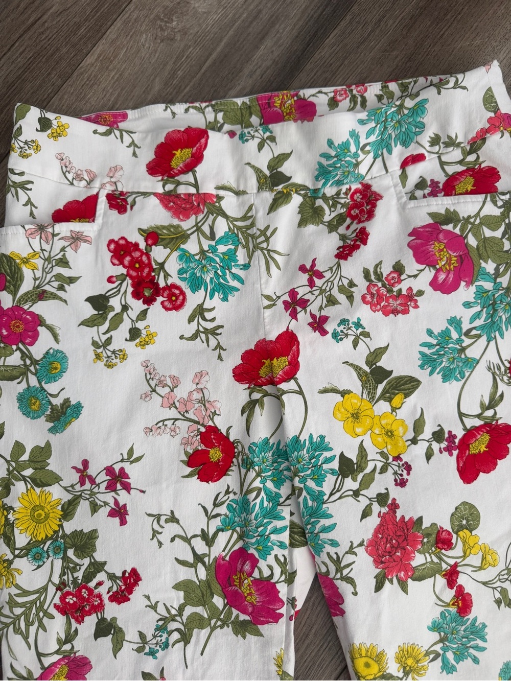 Floral Pull On Capri Pants Plus Size 1X 16W 18W White Stretch Crop - Picture 2 of 8